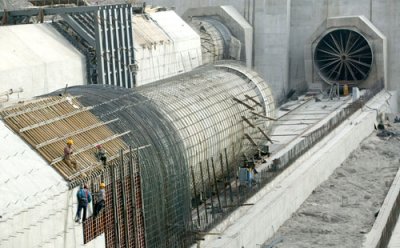 舞陽鋼廠建功青海公伯峽水電站引水壓力鋼管施工現(xiàn)場